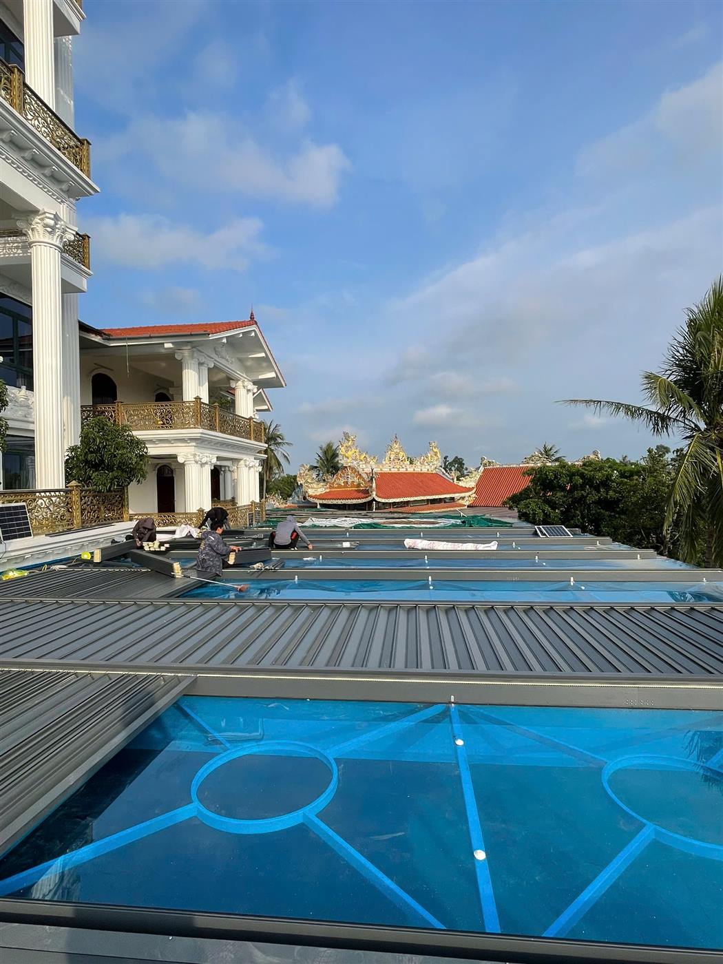 Mái nhôm xếp tự động và mái kính trên nóc biệt thự