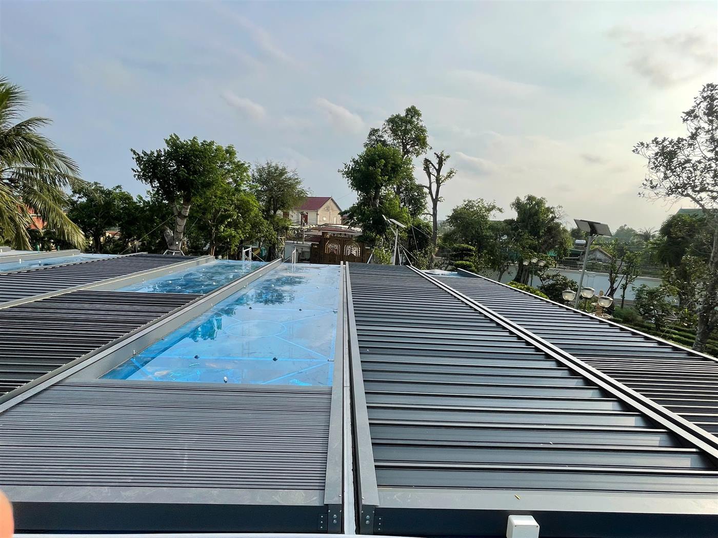 Mái nhôm xếp tự động lắp trên giếng trời kính của biệt thự