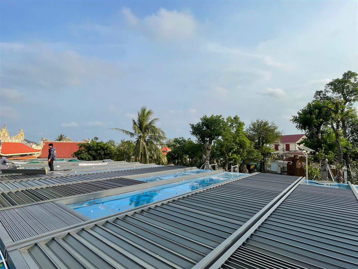 Giếng trời kính nằm giữa các dải mái nhôm xếp tự động