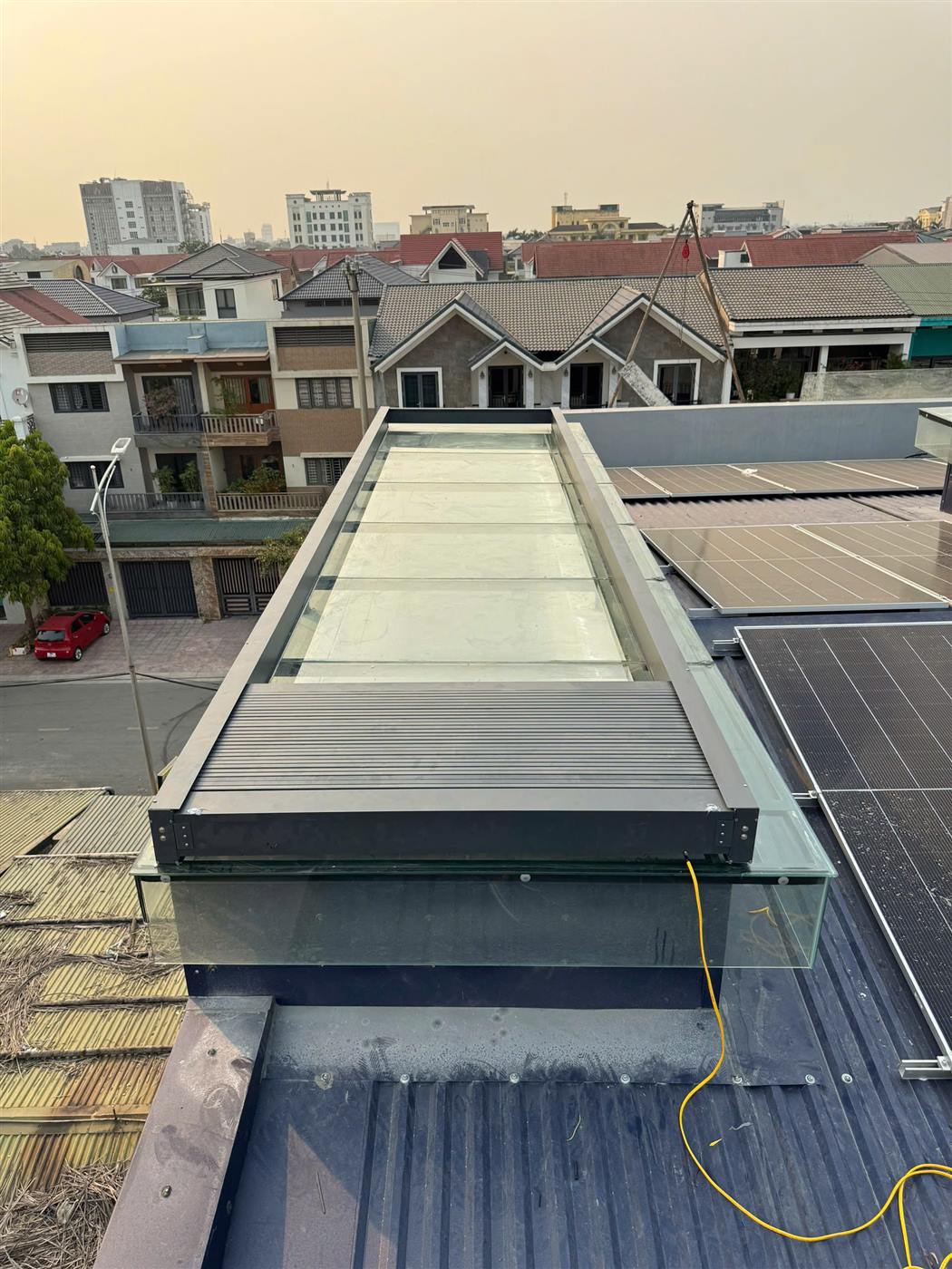 Giếng trời kính trên sân thượng nhà phố