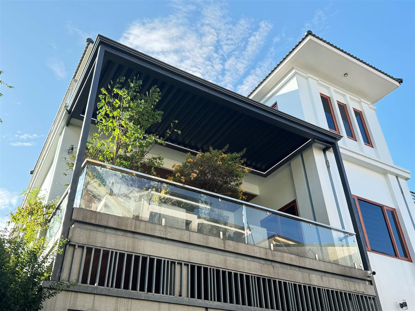 Mái nhôm xếp tự động che ban công biệt thự