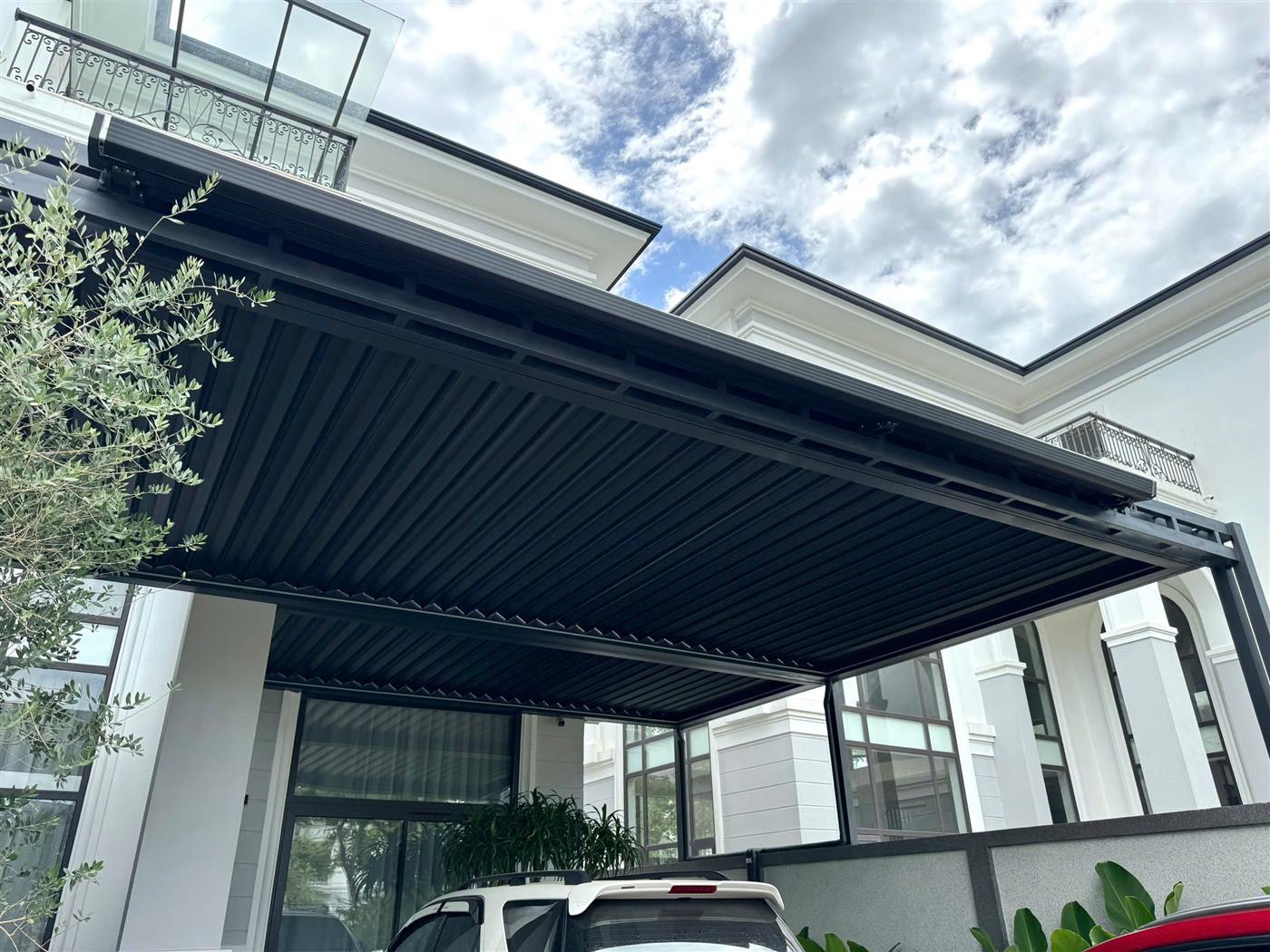 Mái nhôm xếp tự động che garage biệt thự