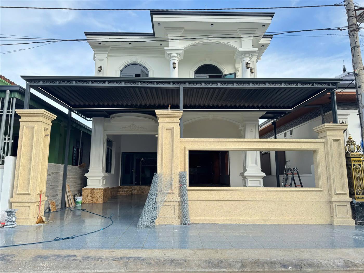 Mái nhôm xếp tự động kín nước che hiên và sân biệt thự
