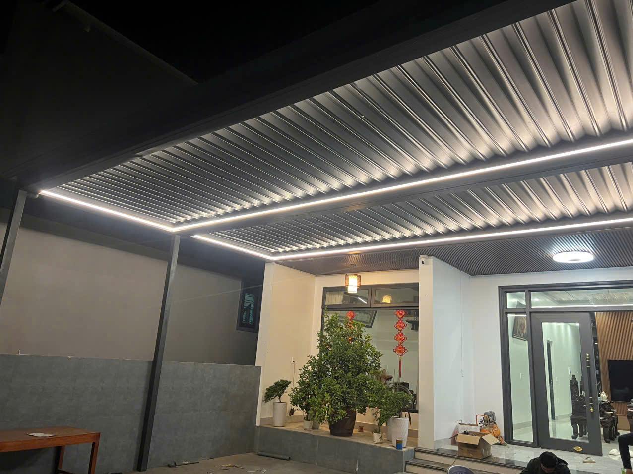 Đèn LED viền mái nhôm xếp tự động ở hiên nhà ban đêm