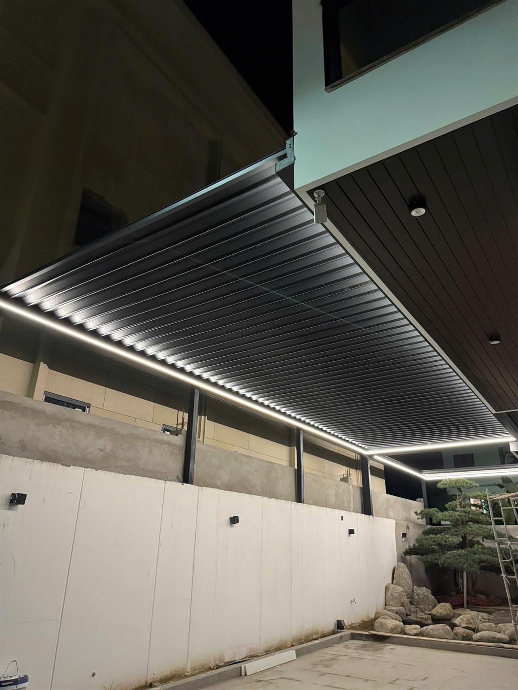 Mái nhôm xếp tự động có đèn LED viền ban đêm