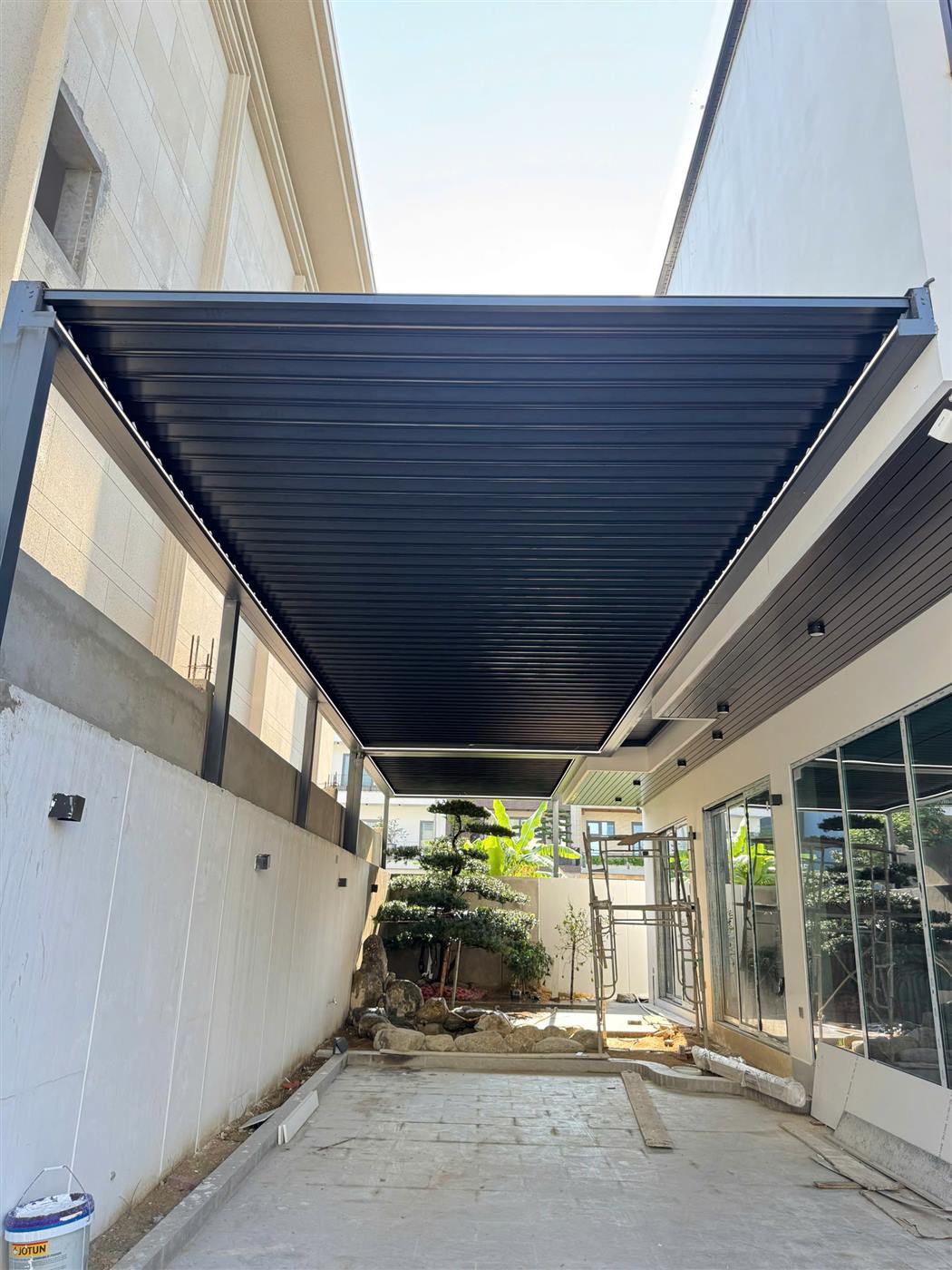 Mái nhôm xếp tự động che lối đi và sân vườn